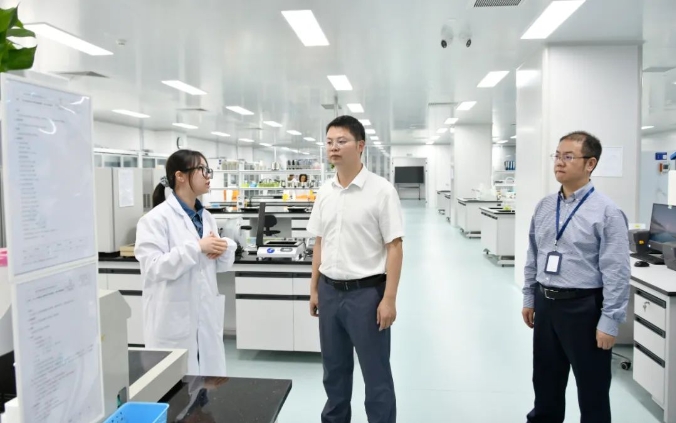 向“新”而行 區(qū)主要領(lǐng)導(dǎo)考察生物技術(shù)開(kāi)發(fā)企業(yè)，擘畫(huà)產(chǎn)業(yè)發(fā)展新藍(lán)圖