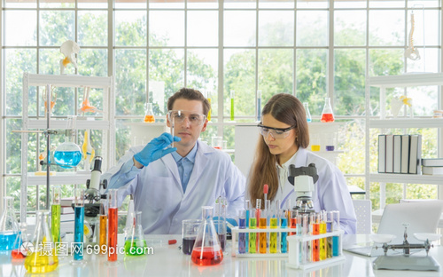 科學(xué)與共生的未來(lái) 一對(duì)西方科學(xué)家夫婦的疫苗研發(fā)之旅